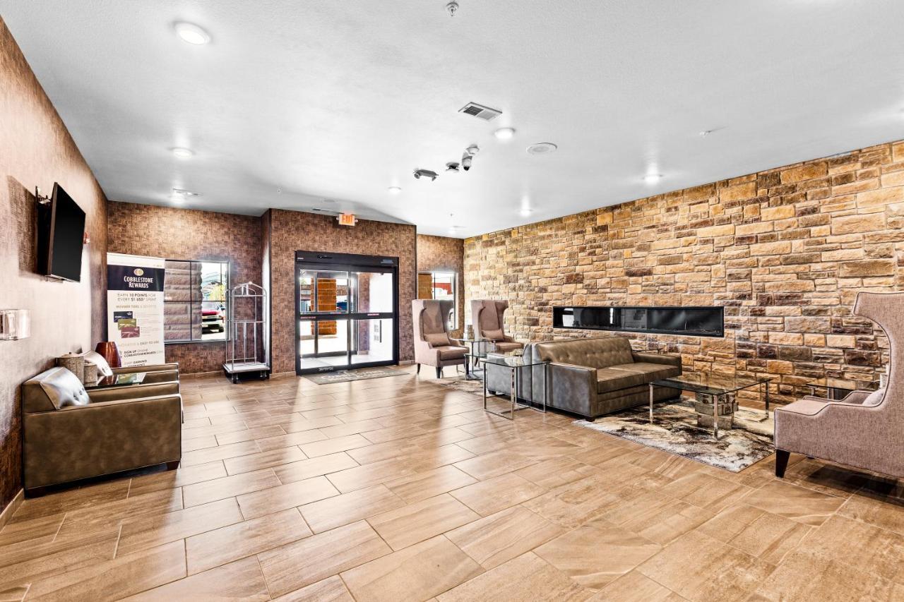 Cobblestone Hotel & Suites Superior Exterior photo
