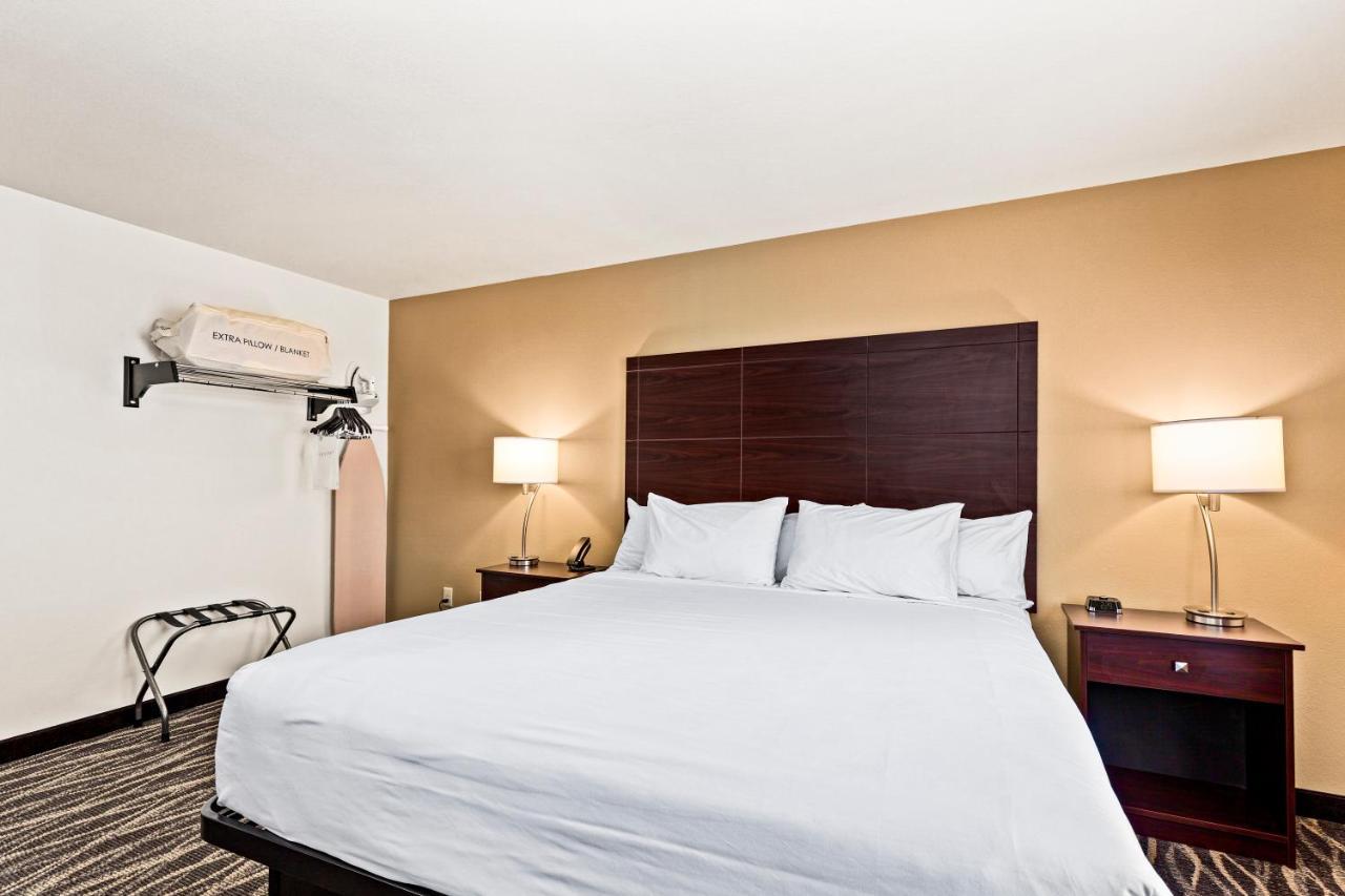 Cobblestone Hotel & Suites Superior Exterior photo