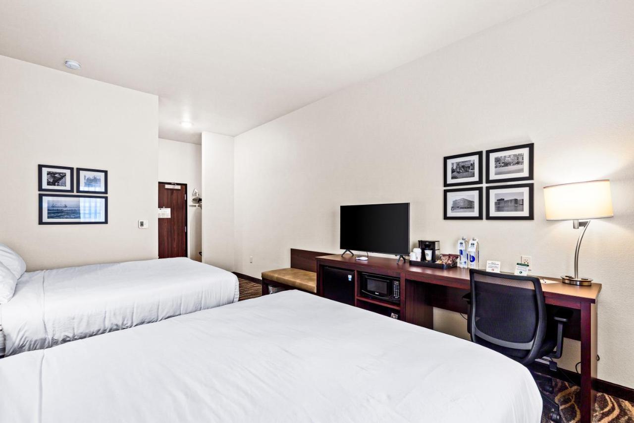 Cobblestone Hotel & Suites Superior Exterior photo