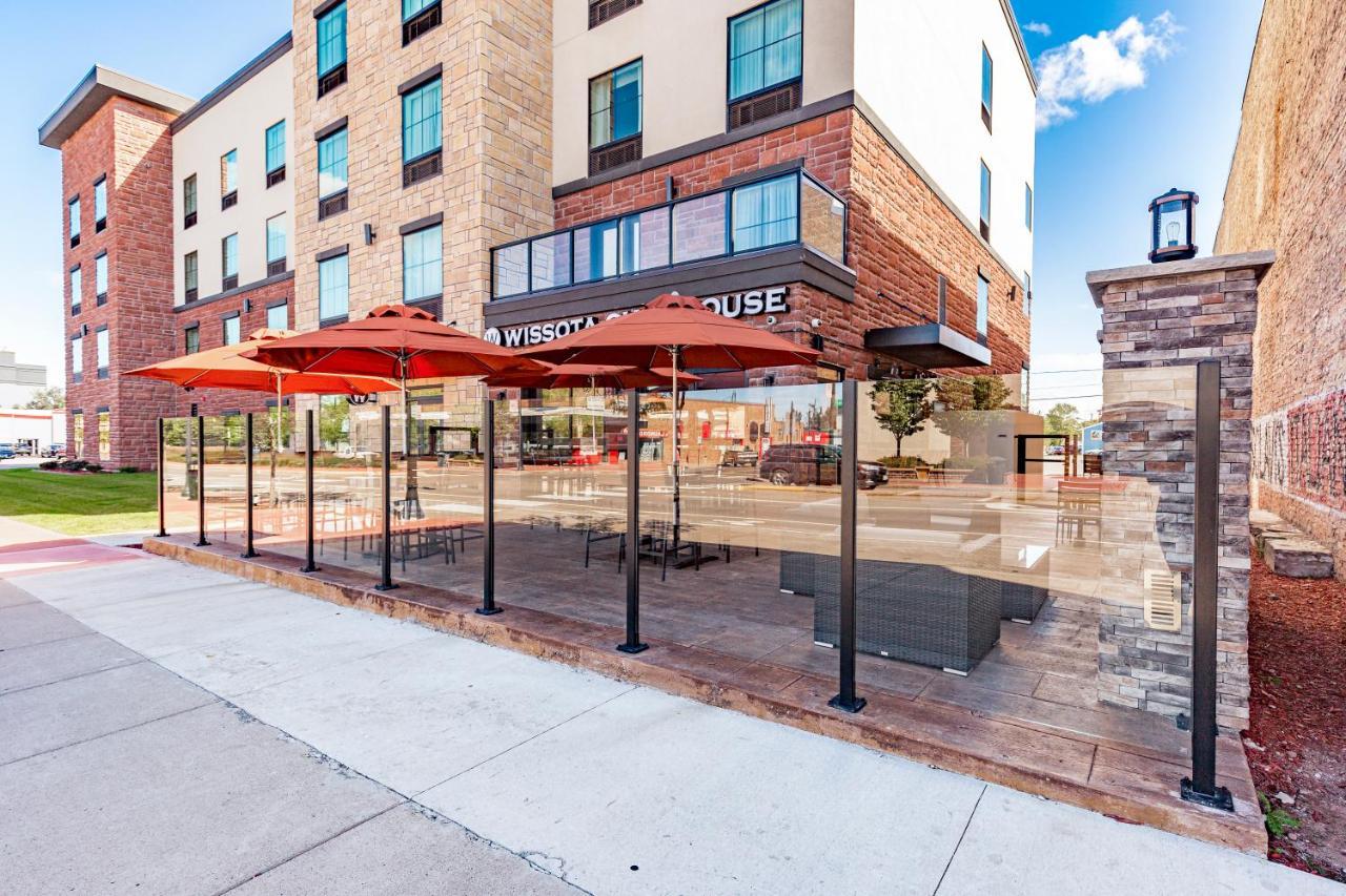 Cobblestone Hotel & Suites Superior Exterior photo