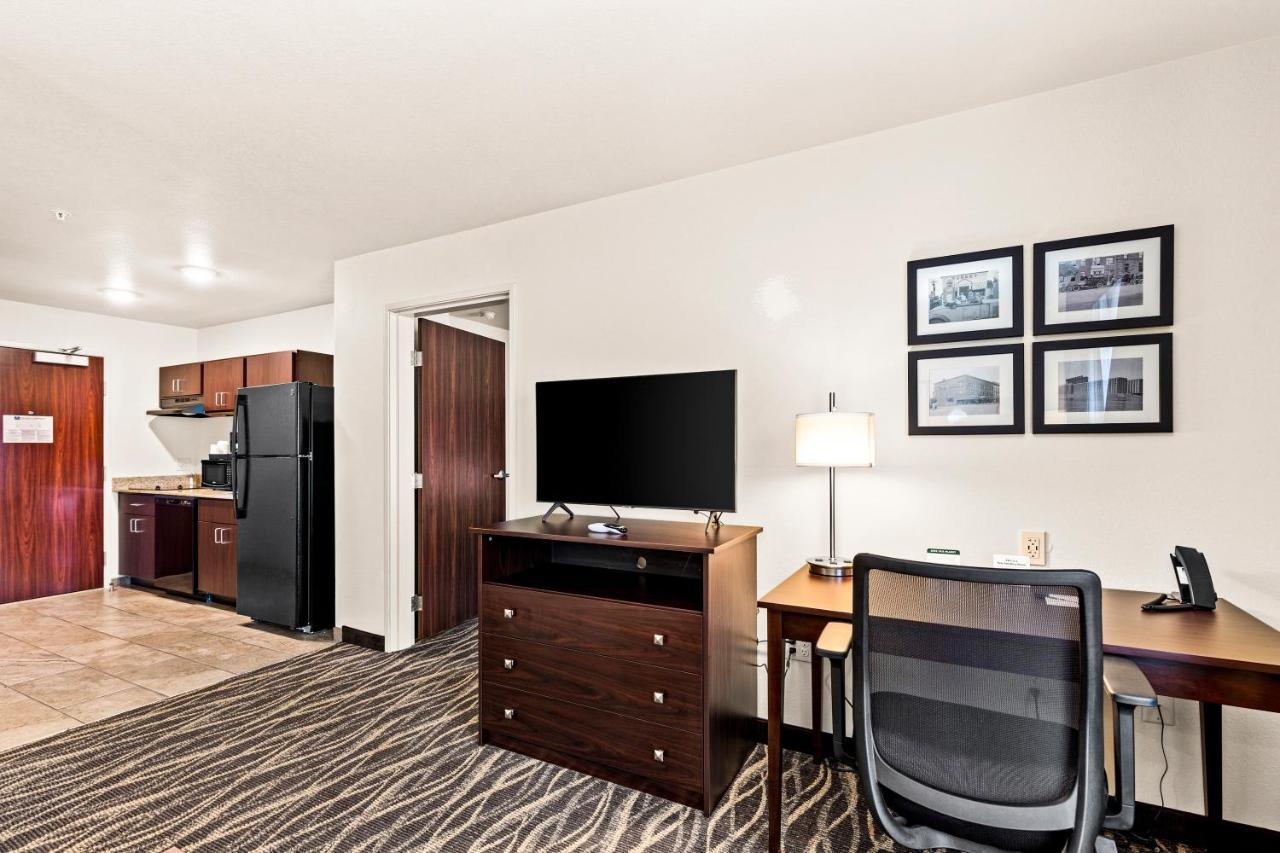 Cobblestone Hotel & Suites Superior Exterior photo