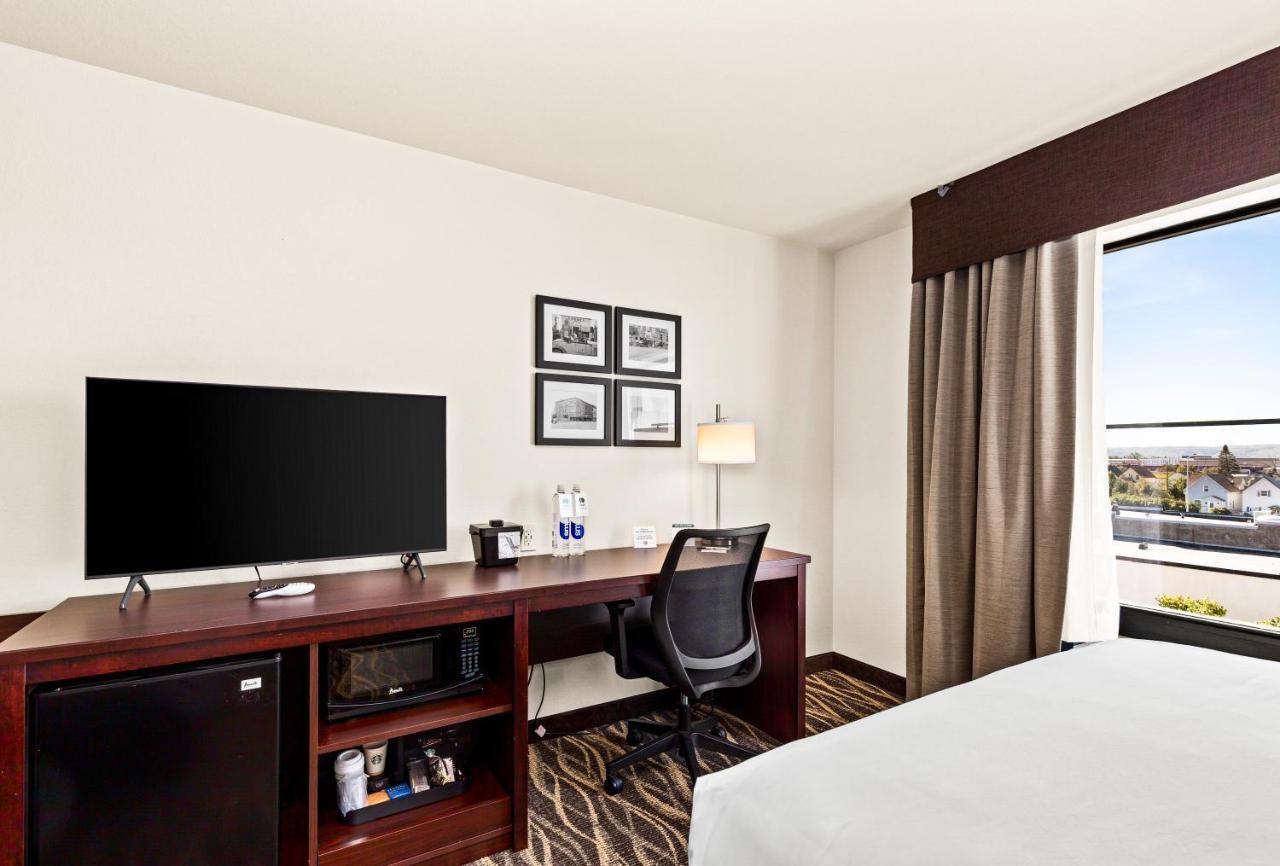 Cobblestone Hotel & Suites Superior Exterior photo