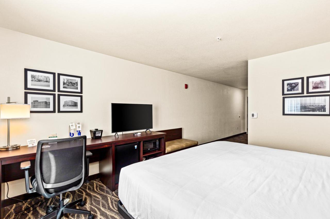 Cobblestone Hotel & Suites Superior Exterior photo