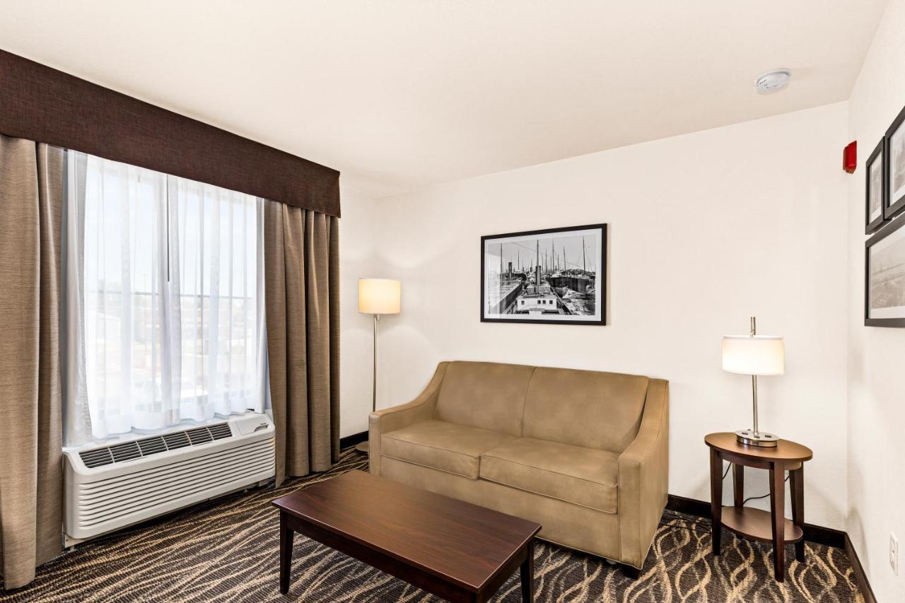 Cobblestone Hotel & Suites Superior Exterior photo
