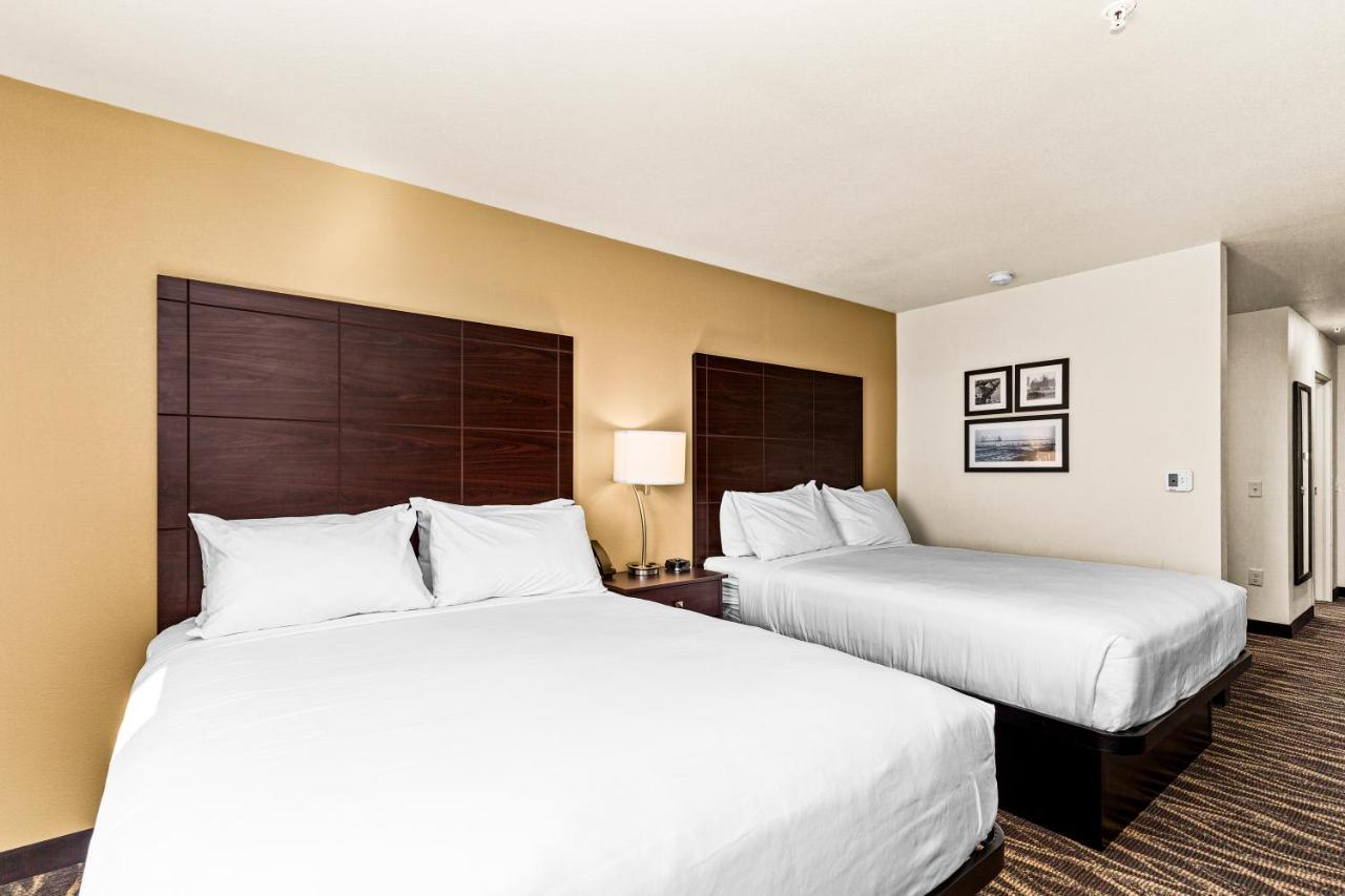Cobblestone Hotel & Suites Superior Exterior photo